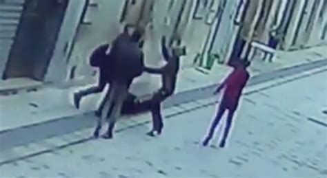 Gay Aggredito In Strada Dal Branco Di Minorenni Insulti Calci E Pugni