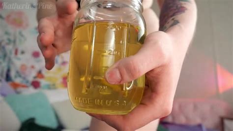 Hot Giantess Cums and Pees On Shrunken Man Part ThisVid 日本語で