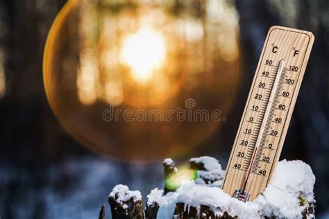 O Term Metro Na Neve Mostra Baixas Temperaturas Sob Zero Baixas