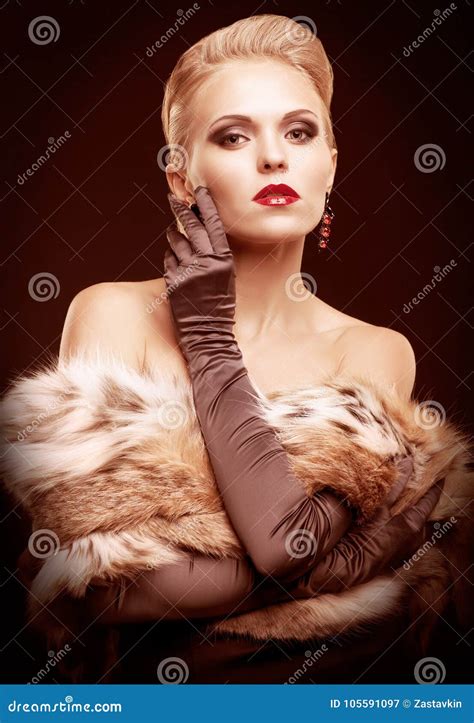 Blonde Frau Im Schwarzen Kleid Stockbild Bild Von Eleganz Juwel