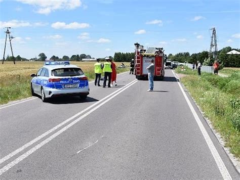 Wypadek Z Udziałem Dwóch Osobówek I Motorowerzysty 64 Latek Potrącony Przez Dachujący Samochód