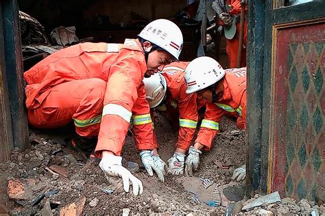 China Earthquake: Rescue Workers Dig Survivors out of Debris in Yunnan ...