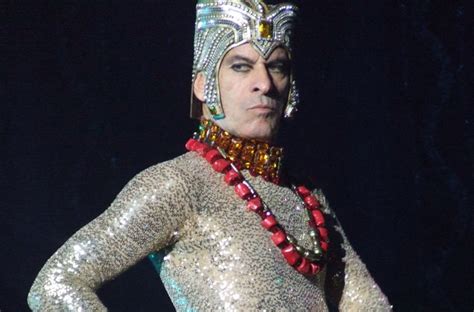 Símbolo de ousadia Ney Matogrosso posta nude por acidente no Instagram Pheeno