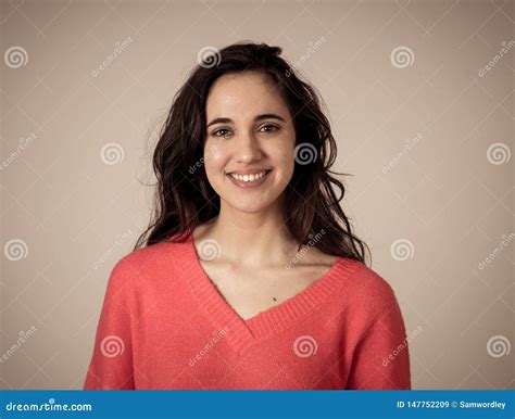 Mujer Latina Atractiva Joven Que Plantea Parecer Sensual Y Hermoso Concepto Y Forma De Vida De