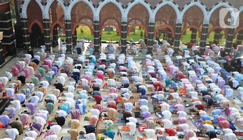 Foto Suasana Sholat Idul Fitri Di Masjid Kubah Emas Foto Liputan