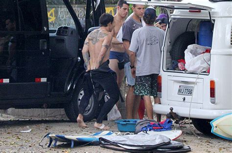Anthony Kiedis e Flea da banda Red Hot Chilli Peppers surfam na praia do Recreio Álbum de fotos