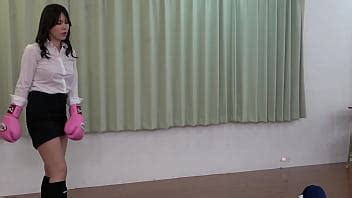 La mujer japonesa hace que el hombre lo experimente a través de su cuerpo XVIDEOS