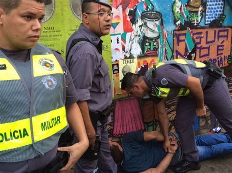 G Homem Quebra Garrafa Na Cabe A De Pm Durante A Parada Gay Veja V Deo Not Cias Em S O Paulo