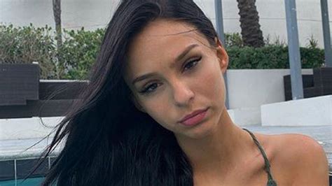 Imparable La explosiva foto de Juanita Tinelli en bikini súper cavada desde Miami