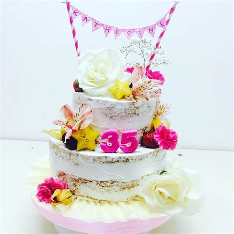 Una linda naked cake para el cumpleaños de Katherine decorada con