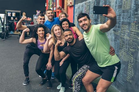 Deportistas Haci Ndose Un Selfie Con El M Vil En El Gimnasio Foto Premium