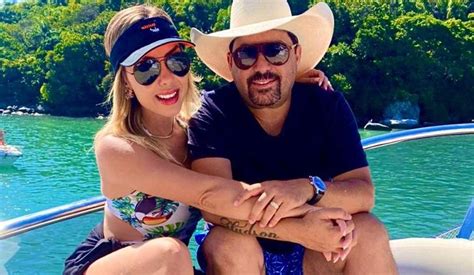 Sertanejo Edson E A Esposa Deia Cypri Curtem Viagem Amigos Em