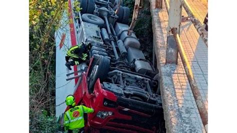 San Severino Marche Autocarro Si Ribalta Sulla SS 361 Nei Pressi Della