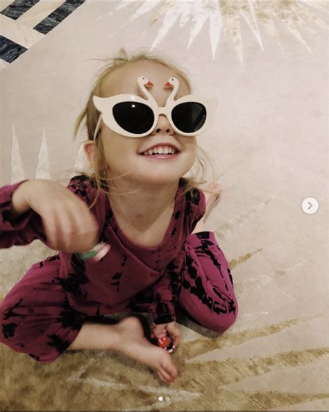 Pregnant Christina Aguilera Shows Off Her Nude Baby Bump In V Magazine Artistic Photoshoot