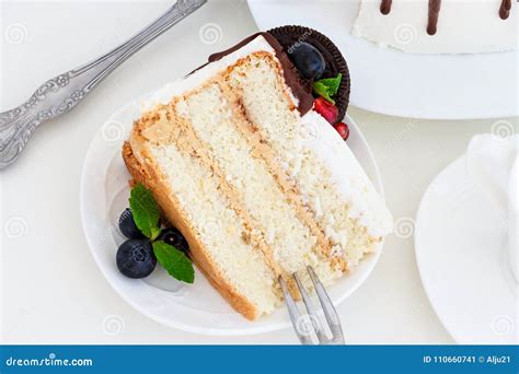 Pedazo De Pastel De Capas De La Vainilla Con Las Galletas Frescas De