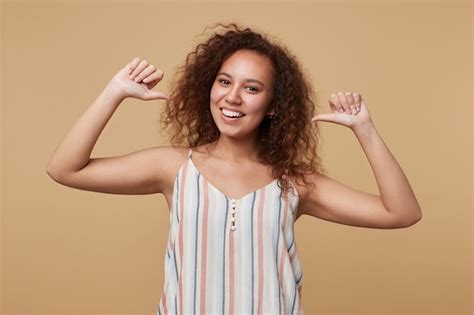 Portrait De Jeune Femme Brune Fris E Joyeuse Avec Une Coiffure