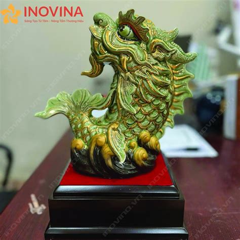 tuong ca chep hoa rong ve vang gom su de ban  logo