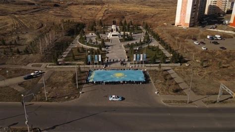 В Усть-Каменогорске подняли 100-килограммовый флаг | YK-news.kz
