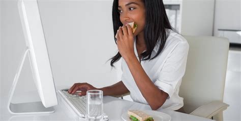 5 Reasons You Shouldnt Eat Lunch At Your Desk Nutrition Tips