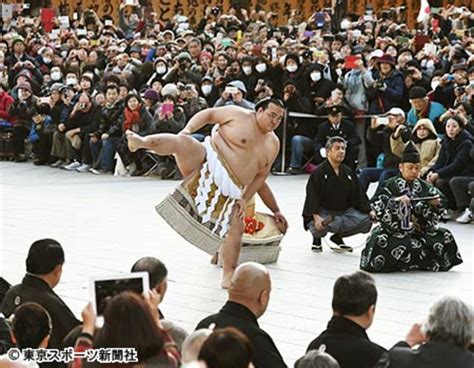 写真：新横綱・稀勢の里 観衆1万8000人の前で「雲竜型」土俵入り 東スポweb