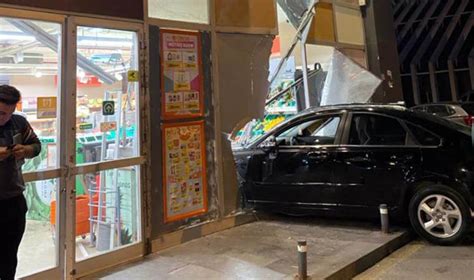 Faciadan dönüldü Avcılar da otomobil markete daldı Son Dakika