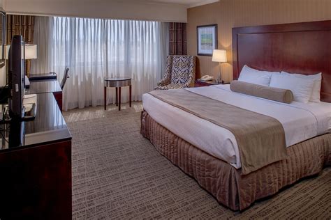 Business Hotels near St. Louis Airport | Crowne Plaza St. Louis Airport