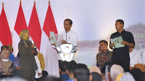 Presiden Jokowi Serahkan 3 000 Sertifikat Hak Atas Tanah Di Kabupaten