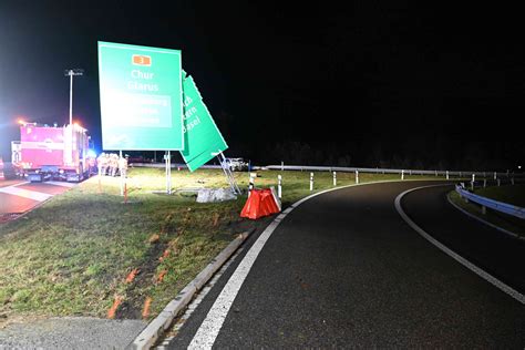 Benken Sg Selbstunfall Auf Der Autobahn A Beim Reichenburgerkreuz