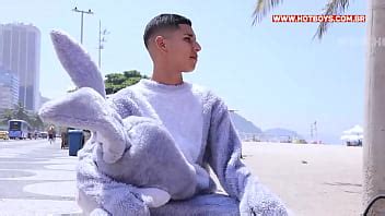 Pirocudo conejito de pascua follándose al bastardo de cola XVIDEOS