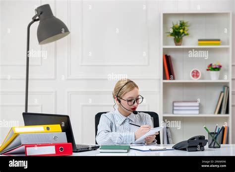 Secr Taire Travaillant Dans Le Bureau Mignonne Belle Jeune Fille Blonde Dans La Chemise Avec