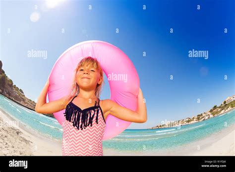 Kleines mädchen bikini strand Fotos und Bildmaterial in hoher Auflösung Alamy