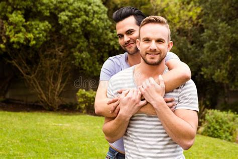 Abrazo Gay Sonriente De Los Pares Imagen De Archivo Imagen De Facial Feliz