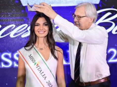 Vittorio Sgarbi Premia Francesca Bergesio Miss Italia 2023 Dago