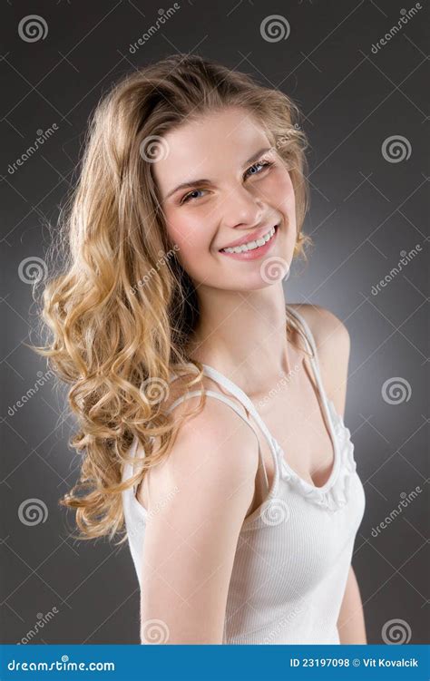 Portret Van Glimlachende Blonde Jongelui Stock Foto Image Of Haar Hoofd