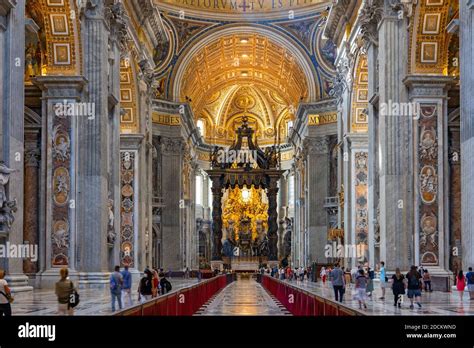 Basílica de San Pedro (Basílica Papal de San Pedro) interior en el Vaticano, Roma, Italia ...