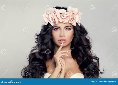 Bezauberndes Brunette Frauen Modell Mit Dem Langen Gelockten Haar Stockbild Bild Von Haar