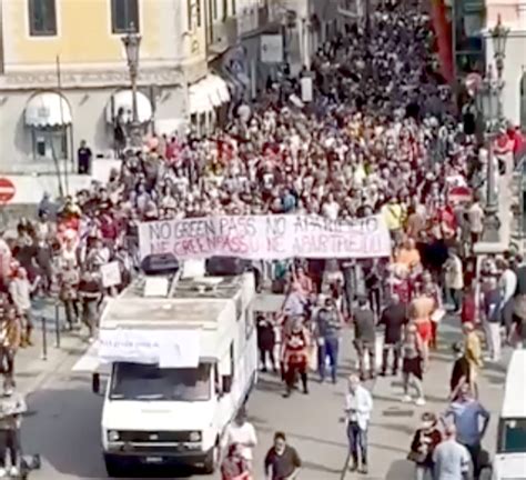 A Trieste Erano In Migliaia I Manifestanti Che Hanno Urlato Il Loro No