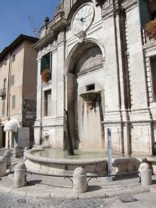 Spoleto Turista Fa Il Bagno Nella Fontana Di Piazza Del Mercato