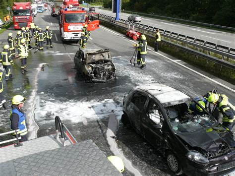 Pkw Brand Nach Einem Verkehrsunfall Auf Der Autobahn