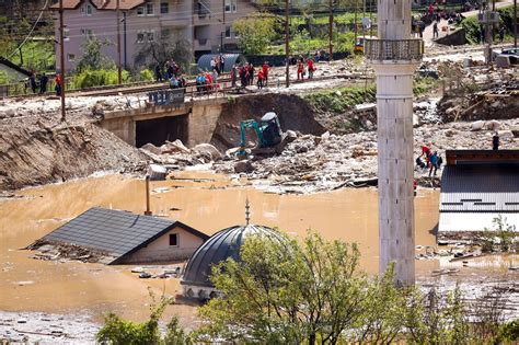 Dramatične scene u Bosni i Hercegovini Poplave odnele živote grad