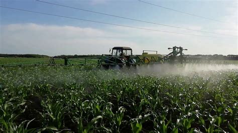 Листовая подкормка кукурузы. Вносим Цинк, Лигно Гумат. Трактор мтз 82 ...