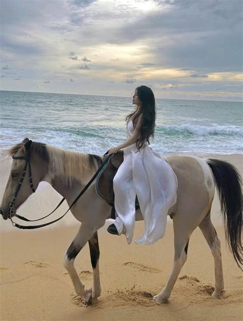 Mặc bikini cưỡi ngựa trên biển gái Việt xô đổ gái ngoại độ hot có trường hợp bị tuýt còi