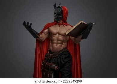 imágenes de Dark naked wizard man Imágenes fotos y vectores de