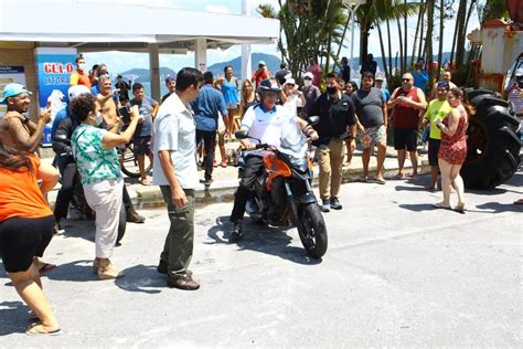 Bolsonaro Faz Passeio De Moto No Litoral Paulista E Tira Selfies