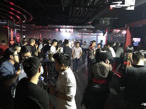 2 gái xinh mặc bikini múa cột trong quán bar ở Sài Gòn VietNamNet