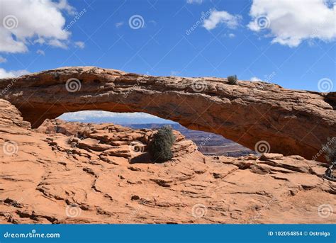 Mesa Arch Es Una Estructura Famosa En El Parque Nacional De Canyonlands