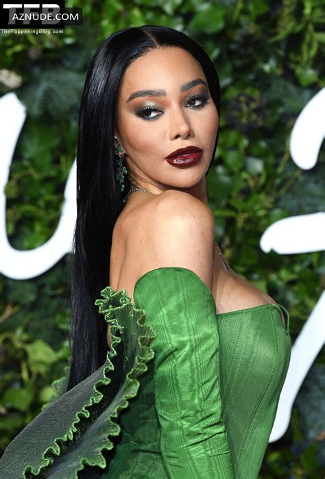 Munroe Bergdorf Sexy Seen Flaunting Her Hot Cleavage At The Fashion Awards In London AZNude