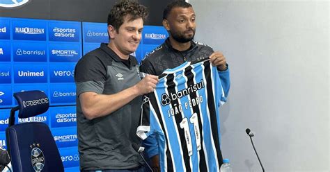 Grêmio apresenta os atacantes João Pedro e Lucas Besozzi