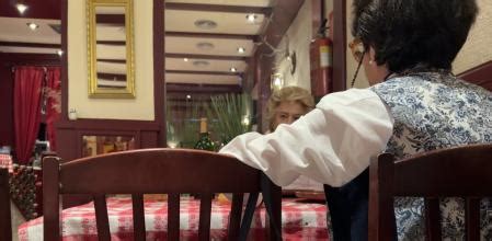 Dos señoras de años amenazan a una pareja gay en un bar Os rajo