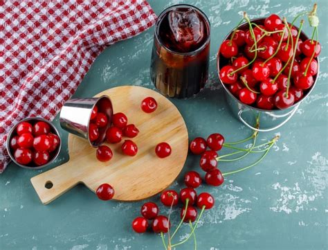 Сок в кувшине с вишней, разделочная доска, плоская ложка на штукатурку ...